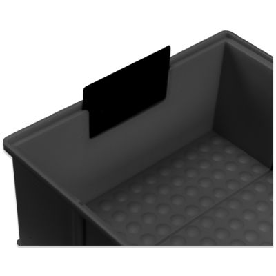 Detailaufnahme einer dunkelgrauen Industriebox mit einer schwarzen Auszugsicherung aus leitfähigem PP