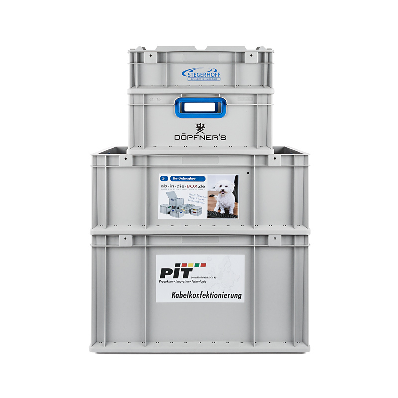 Mit Firmenlogo individualisierte Kunststoffboxen.