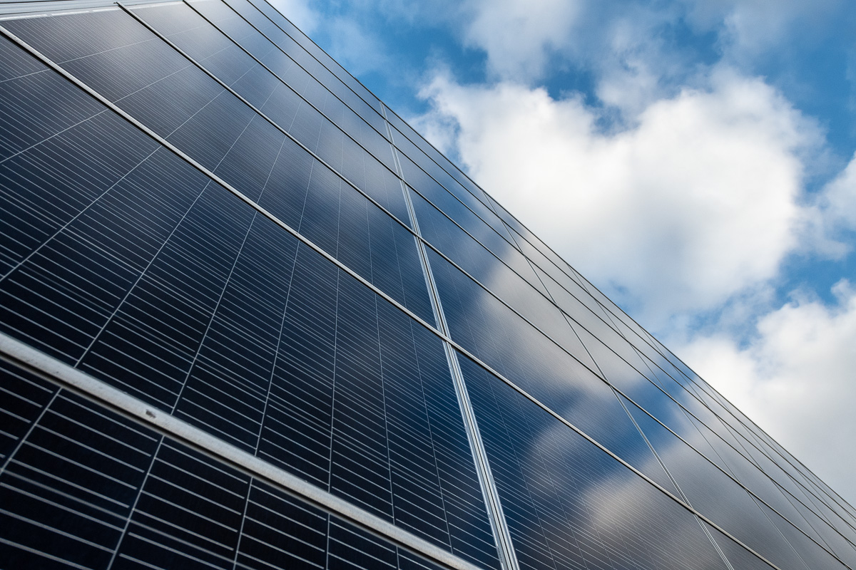 Solaranlage am Geb&auml;ude der Firma M&uuml;ller &amp; Sohn