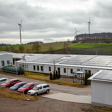 Photovoltaikanlage auf einem Geb&auml;ude von ab-in-die-BOX