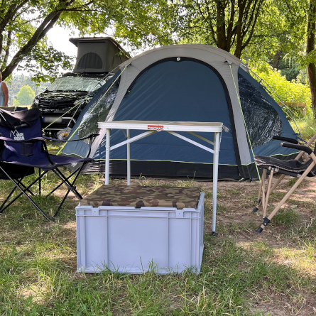 SeatBox steht vor Zelt