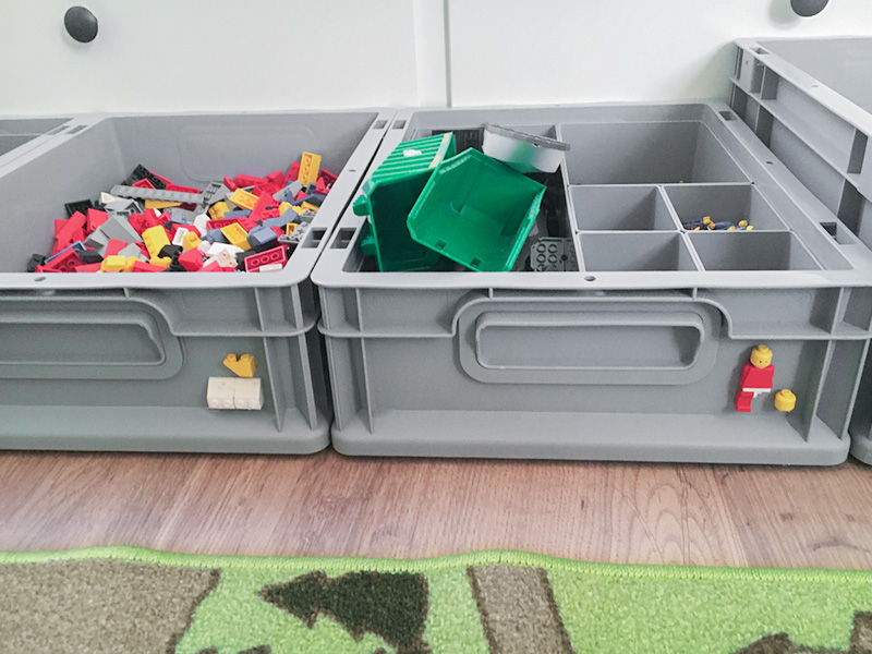 Euroboxen NextGen bef&uuml;llt und beklebt mit LEGO-Steinen zur Orientierung